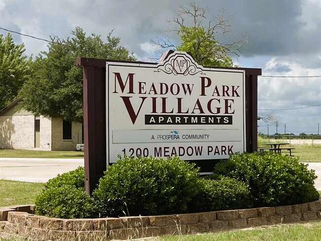 1200 Meadow Park Ln in Lockhart, TX - Building Photo - Building Photo