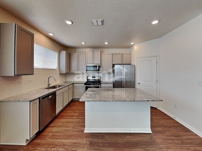 285 Pebble Beach Run in New Braunfels, TX - Foto de edificio - Building Photo