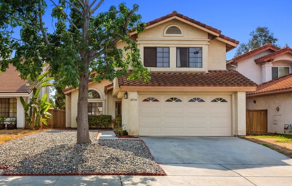 10734 Chinon Cir in San Diego, CA - Foto de edificio