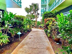 2957 Kalakaua Ave in Honolulu, HI - Building Photo - Building Photo