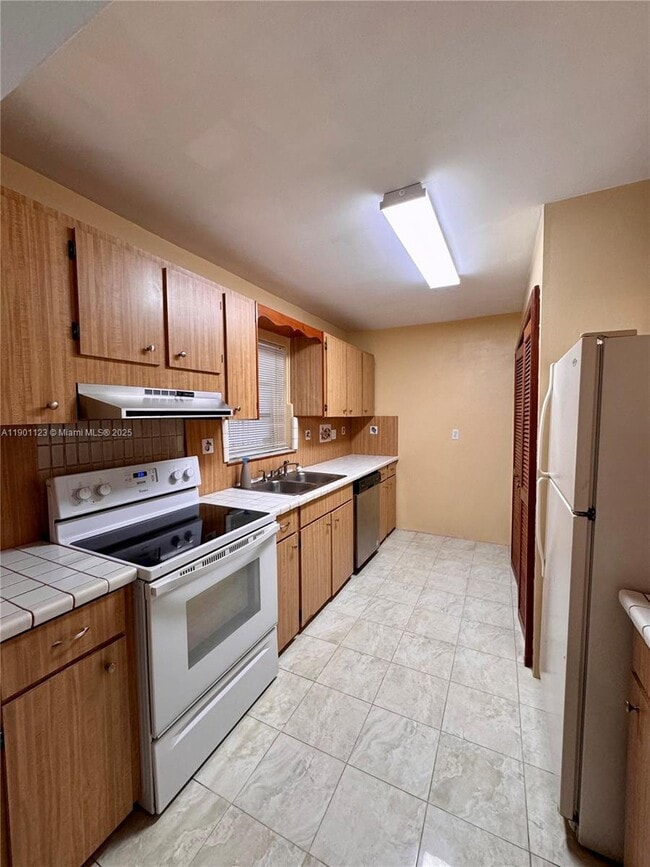5700 SW 42nd St in Miami, FL - Building Photo - Building Photo
