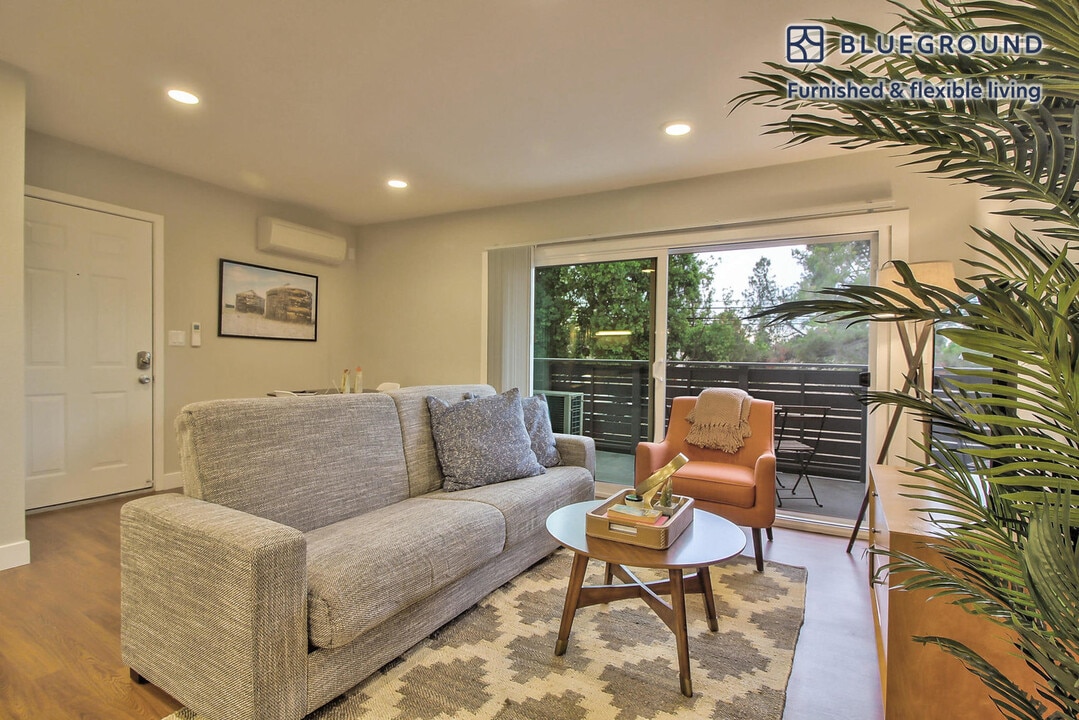 111 N Rengstorff Ave in Mountain View, CA - Building Photo