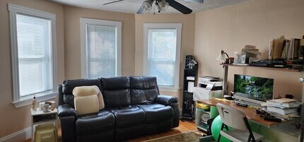 16 Emerald St, Unit #1 in Medford, MA - Foto de edificio - Building Photo