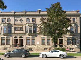 918-924 E Knapp St in Milwaukee, WI - Building Photo