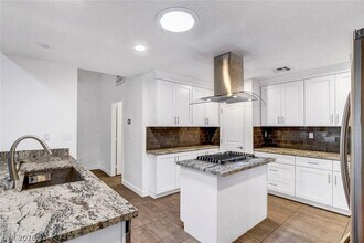 211 Garfield Dr in Henderson, NV - Foto de edificio - Building Photo