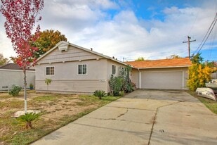 7425 Carella Dr in Sacramento, CA - Building Photo