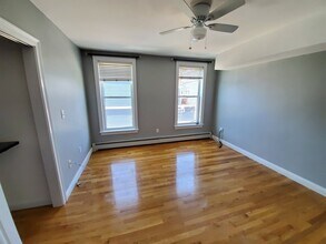 544 E 8th St, Unit 3 in Boston, MA - Foto de edificio - Building Photo