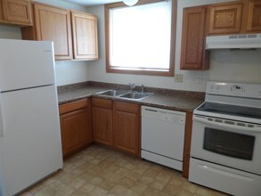 1210 Robins Rd-Unit -1 in Hiawatha, IA - Foto de edificio - Building Photo