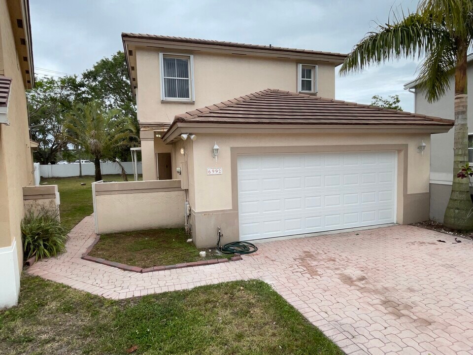 6992 SW 148th Ln in Davie, FL - Foto de edificio