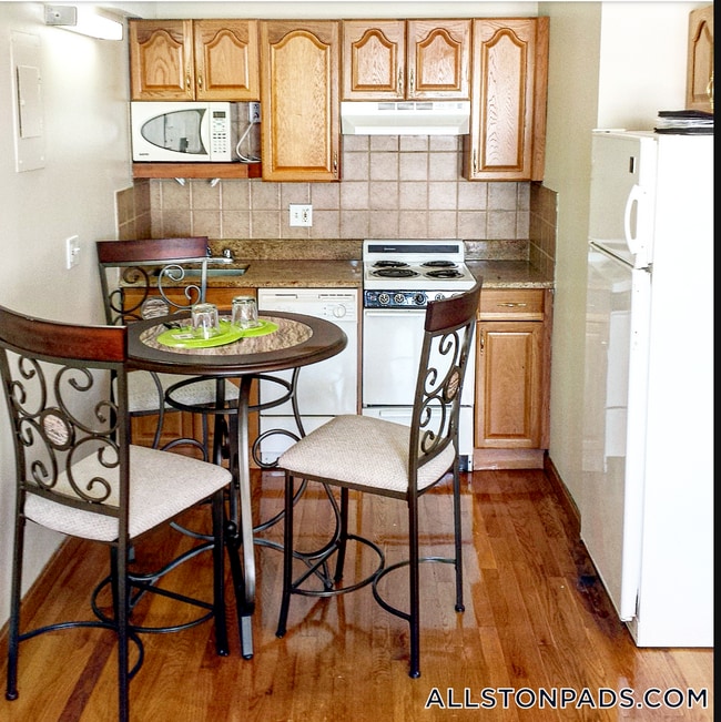 1110 Commonwealth Ave, Unit 304 in Boston, MA - Foto de edificio - Building Photo