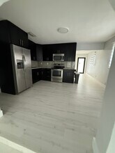7142 SW 22nd St in Miami, FL - Foto de edificio - Building Photo