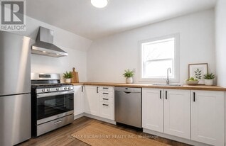 198 Sherman Ave N in Hamilton, ON - Building Photo