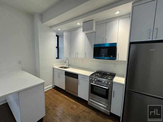 EAST 46 STREET in New York, NY - Building Photo - Building Photo