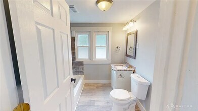 2228 Wayne Ave in Dayton, OH - Foto de edificio - Building Photo