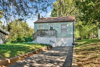 6166 Emerald Ave in Ferguson, MO - Building Photo - Building Photo
