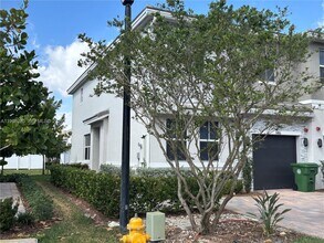 146 SW 170th Ave in Pembroke Pines, FL - Building Photo - Building Photo