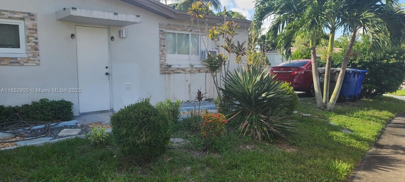 4795 NW 42nd St in Lauderdale Lakes, FL - Building Photo