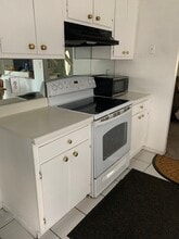 42 Patricia Ln in South Setauket, NY - Foto de edificio - Building Photo