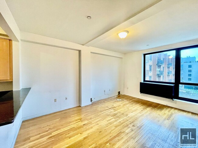 27-34-34 21st St in Queens, NY - Building Photo - Building Photo