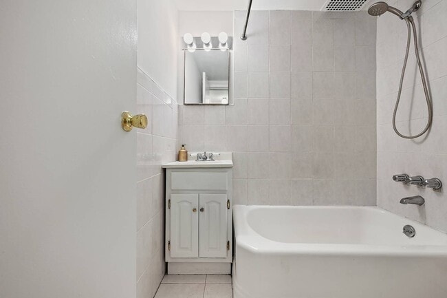 219 Clinton Ave in Brooklyn, NY - Building Photo - Building Photo