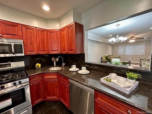 470 Lake Pointe Dr in Middle Island, NY - Building Photo - Building Photo