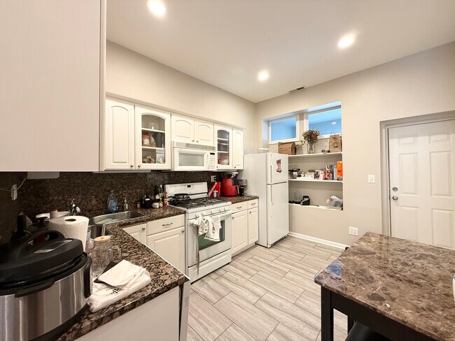 1905 W Huron St, Unit 01 in Chicago, IL - Foto de edificio - Building Photo