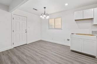 1406 W Roosevelt Ave in Visalia, CA - Foto de edificio - Building Photo
