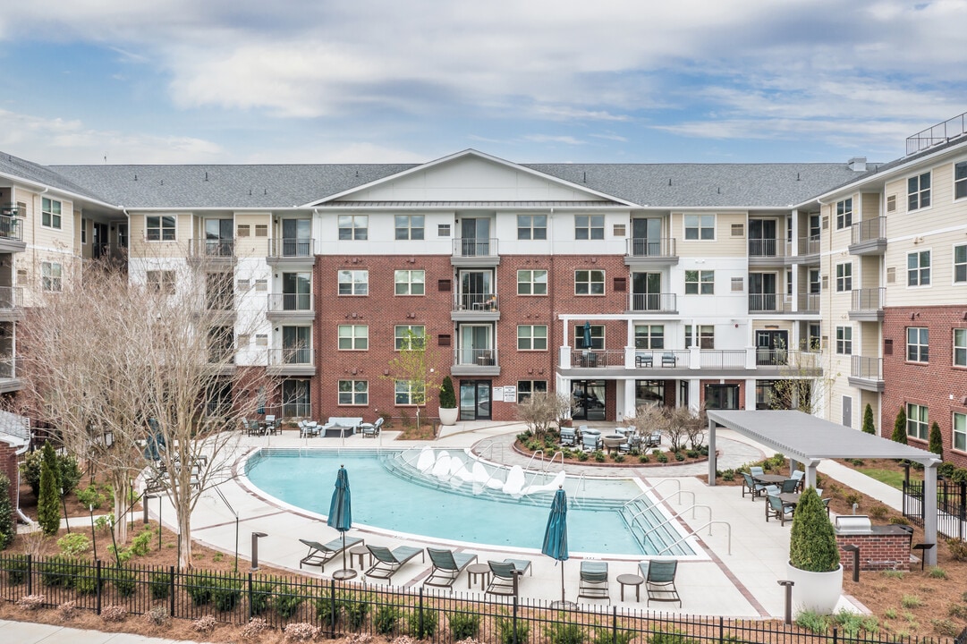 Avenida Watermarq at Germantown 55+ Apartments in Germantown, TN - Building Photo