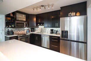 7135 Collins Ave in Miami, FL - Building Photo