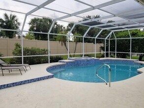 3857 Kingston Blvd in Sarasota, FL - Building Photo - Building Photo