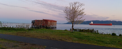 Astoria Waterfront in Astoria, OR - Foto de edificio - Building Photo