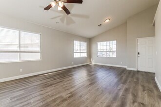 2519 Hollow Oak Ave in North Las Vegas, NV - Foto de edificio - Building Photo