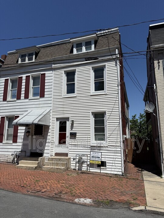 913 Blunston St in Columbia, PA - Building Photo