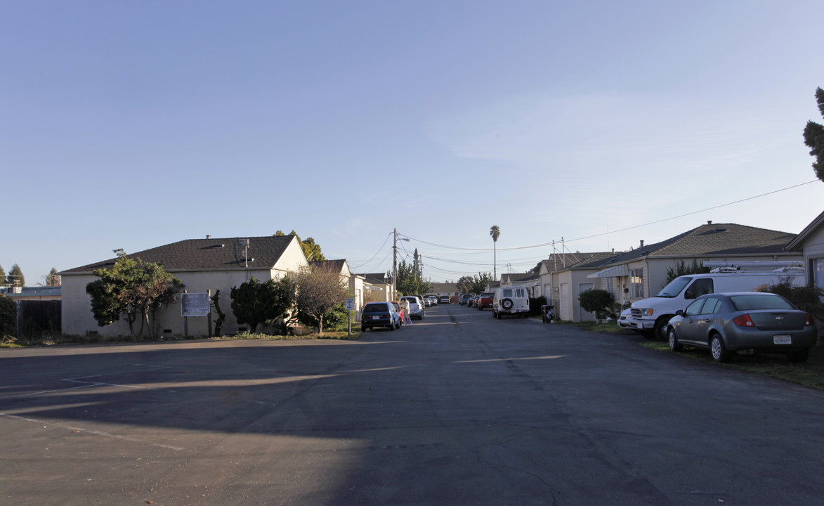 Hesperian Court in Hayward, CA - Building Photo