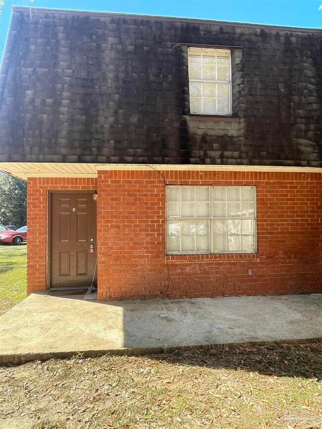 1121 Lake Dr in Gonzalez, FL - Building Photo - Building Photo