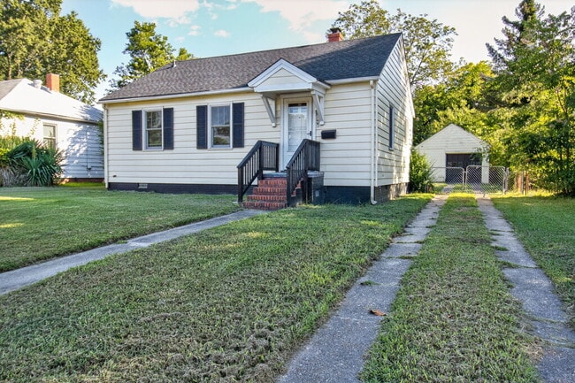 214 Hickory Ave in Newport News, VA - Building Photo - Building Photo