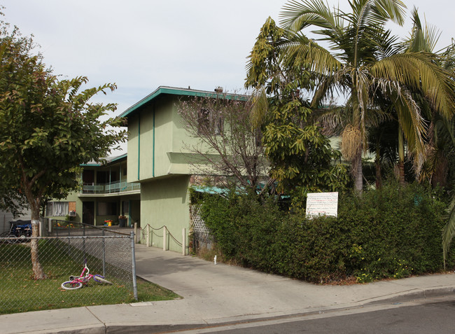 Lang Manor in Maywood, CA - Foto de edificio - Building Photo