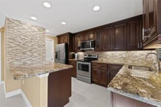 4213 Bougainvilla Dr, Unit 2 in Lauderdale-by-the-Sea, FL - Foto de edificio - Building Photo