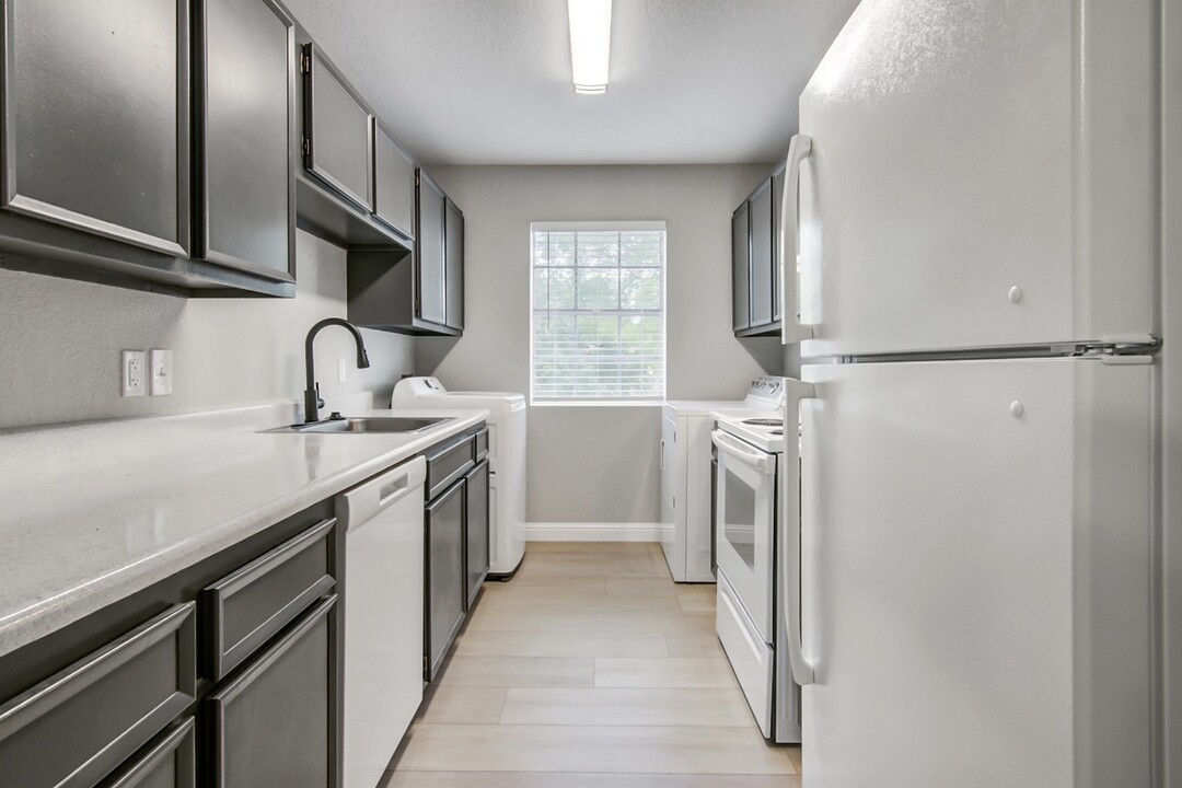 Dowlen Green Apartments in Beaumont, TX - Building Photo