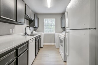 Dowlen Green Apartments in Beaumont, TX - Foto de edificio - Building Photo