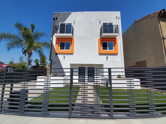 2335 S Crenshaw Blvd, Unit HALF in Los Angeles, CA - Building Photo - Building Photo