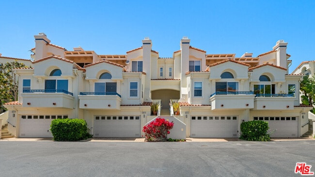 6465 Zuma View Pl in Malibu, CA - Foto de edificio - Building Photo