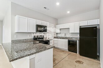 8013 E 34th Ct S in Wichita, KS - Building Photo - Building Photo