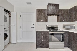 5980 SW 40th Ave in Fort Lauderdale, FL - Foto de edificio - Building Photo