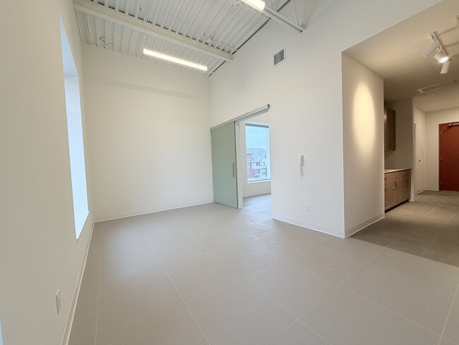 1106 Ouellette Ave in Windsor, ON - Building Photo - Building Photo