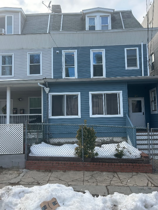 21 Linden St, Unit 4 in Yonkers, NY - Building Photo