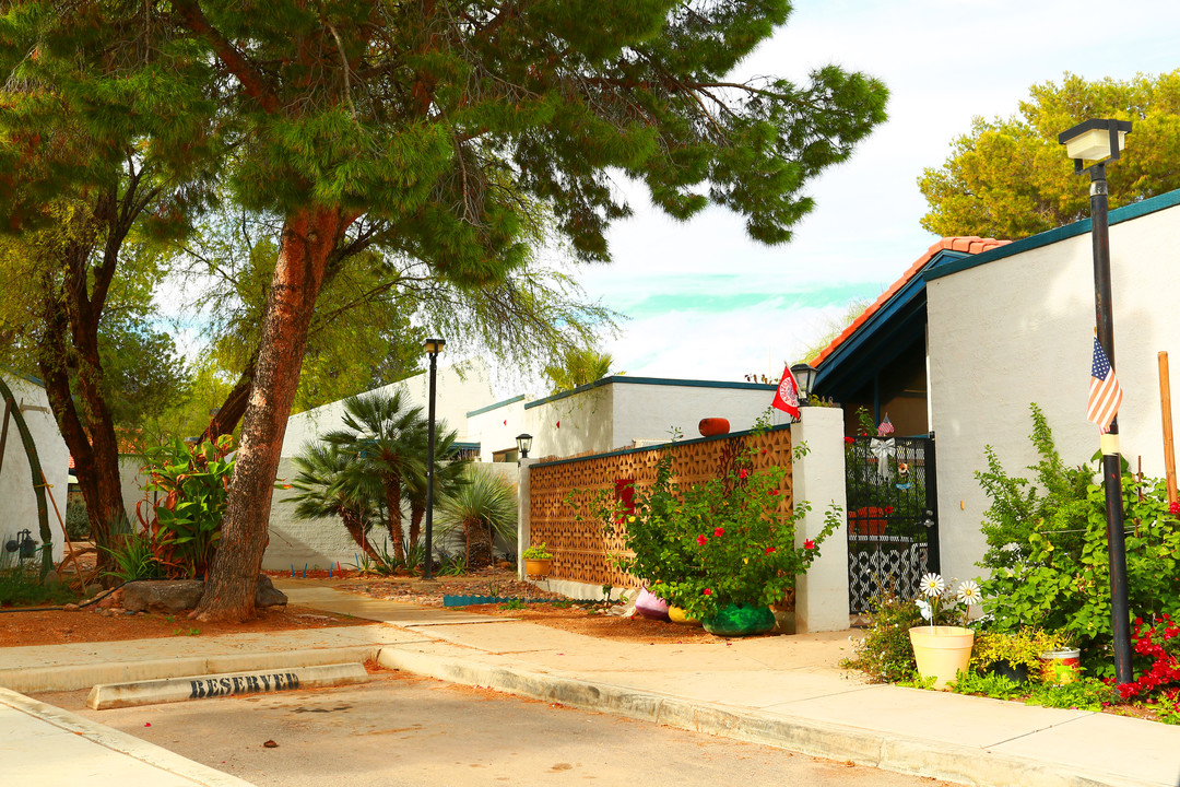 Lander Gardens in Tucson, AZ - Foto de edificio