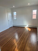 1016 Oaks Dr in Franklin Square, NY - Building Photo - Building Photo