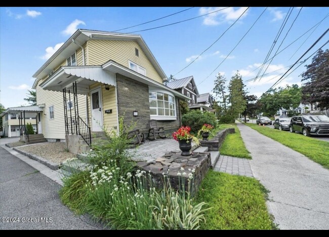 134 Lincoln Ave, Unit Main house in Saratoga Springs, NY - Building Photo - Building Photo