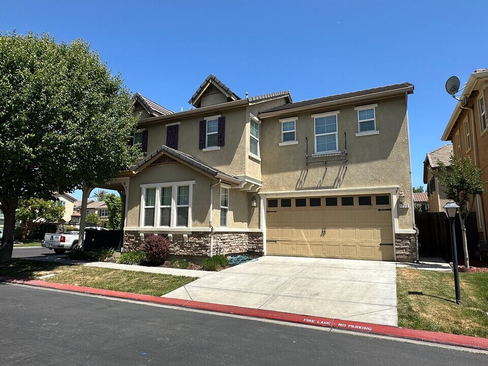 17312 Misty Wds Ln in Lathrop, CA - Building Photo